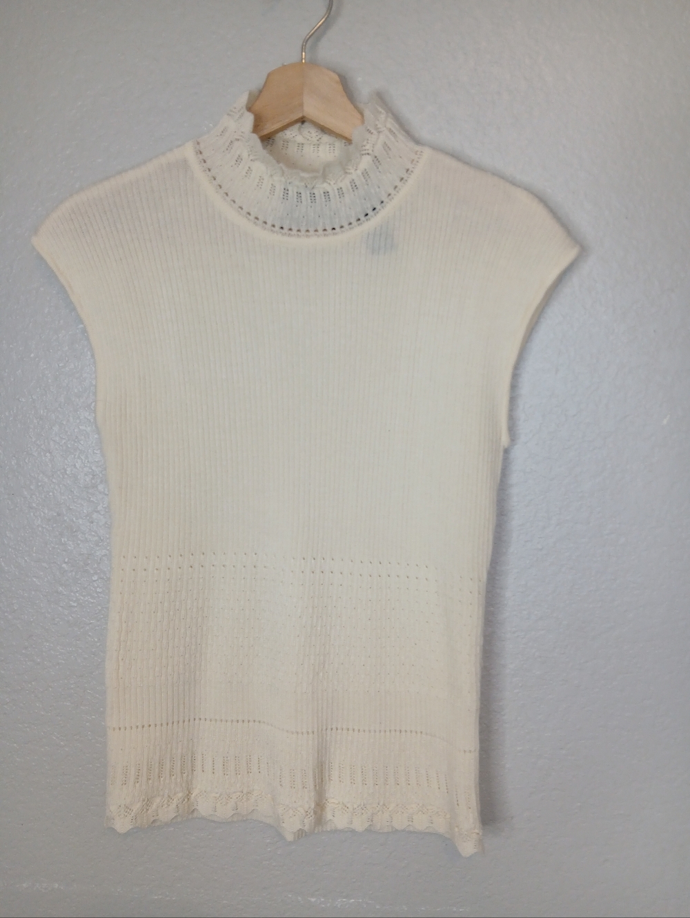 Axcess Cream Fine Knit Mock Neck Shell Top Ribbed Crochet Lace Trim Sweater